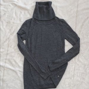 Adorable Lululemon gray sweater! Size 6